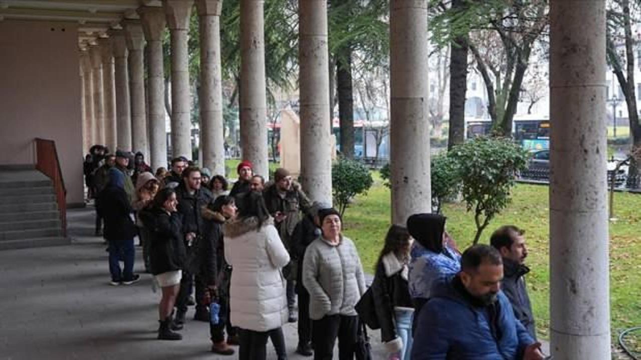 "Fındıkkıran" balesi bileti almak i&ccedil;in sabahın 5'inde kamp sandalyesiyle kuyruğa girdiler