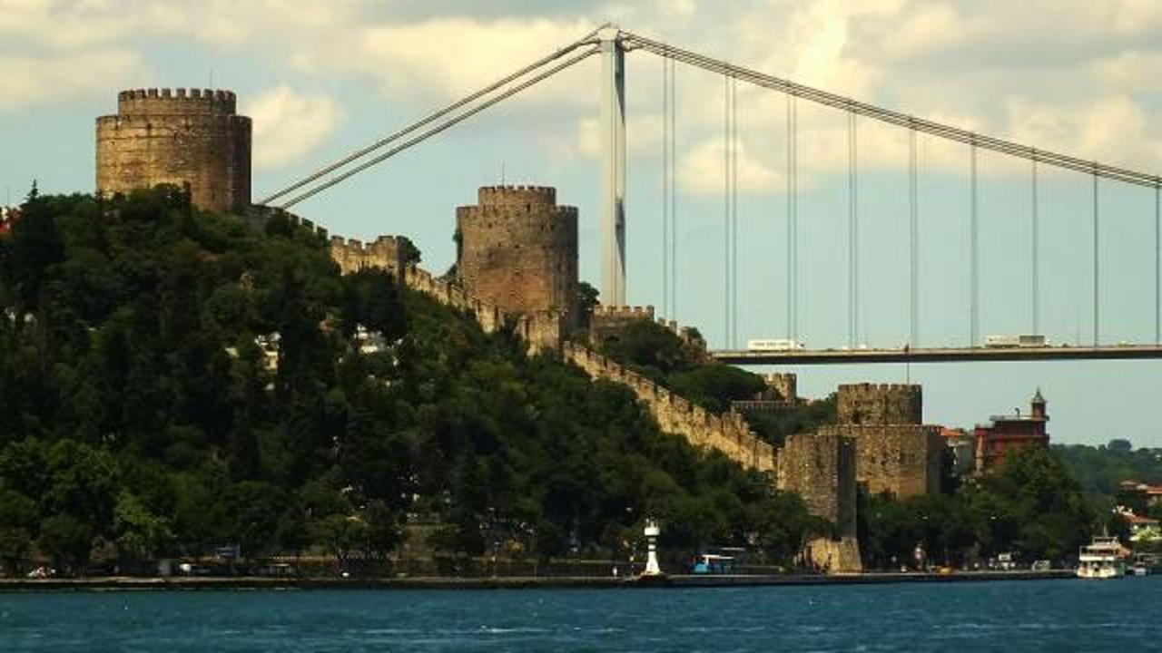 Boğaz'ın en pahalı yalısı görkemli bir şato gibi! Fiyatı dudak uçuklattı