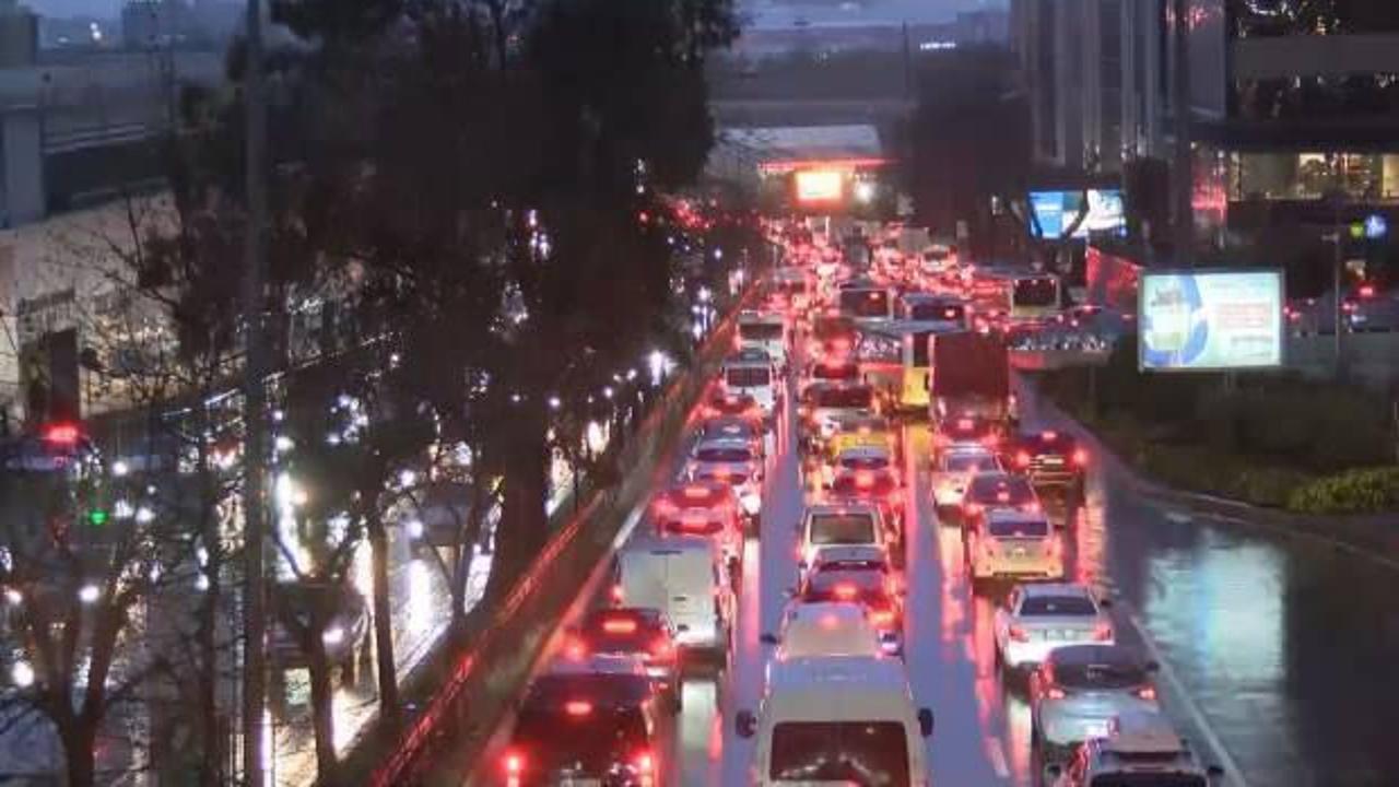 İstanbul'da trafik yoğunluğu y&uuml;zde 89&rsquo;a ulaştı