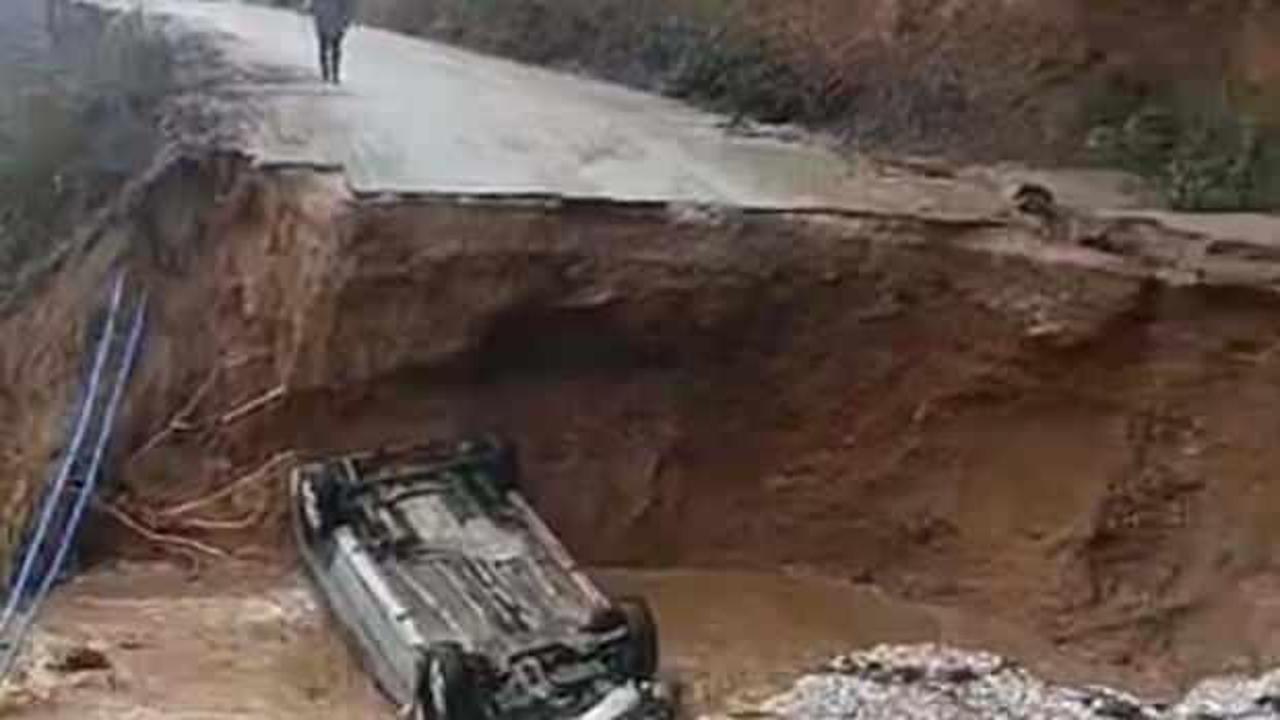 İzmir'de yol çöktü: Bir araç çukura düştü!