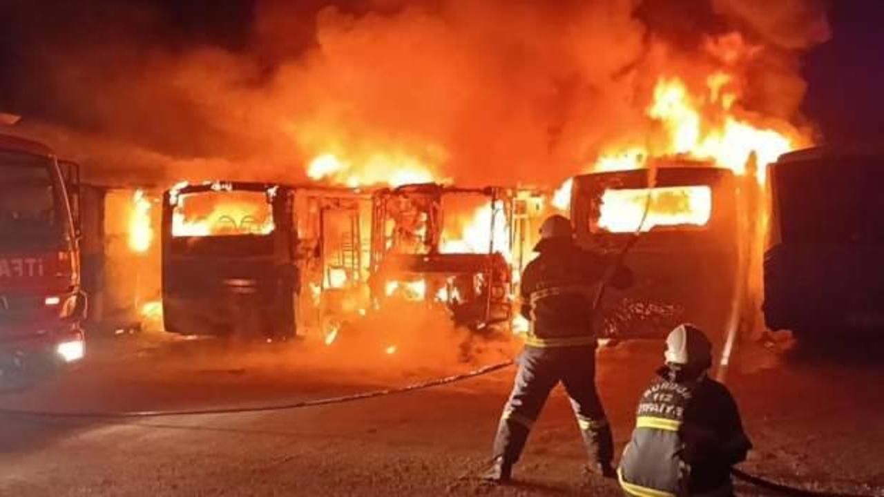 Otopark yangını! &Ccedil;ok sayıda halk otob&uuml;s&uuml; k&uuml;le d&ouml;nd&uuml;