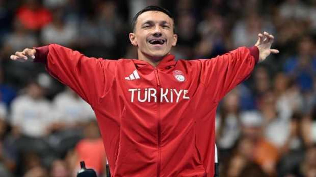 Paris'te tarih yazmıştı! Milli para yüzücü Umut Ünlü'ye büyük onur