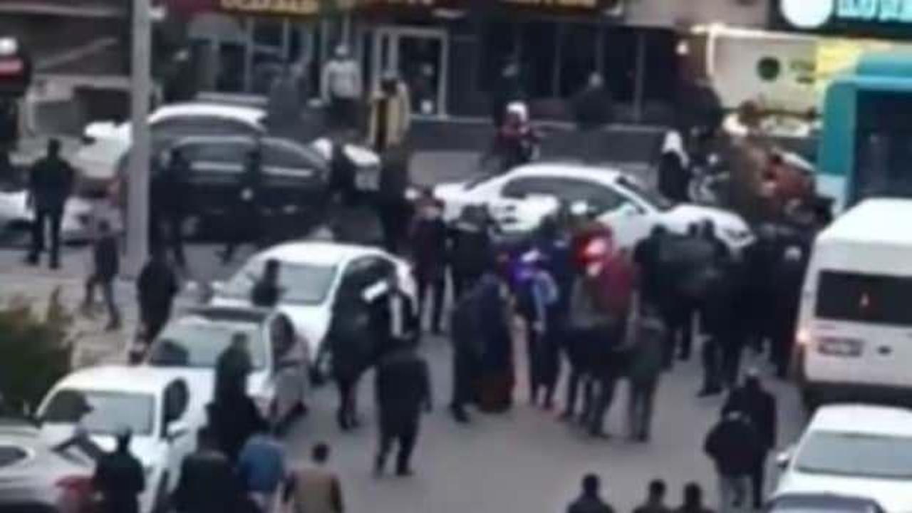 Taziye evi önünde bıçaklı kavga: 2 yaralı