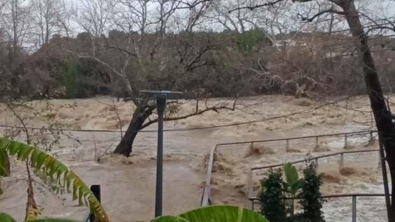  Sağanak ve fırtına Manavgat'ta hayatı adeta felç etti