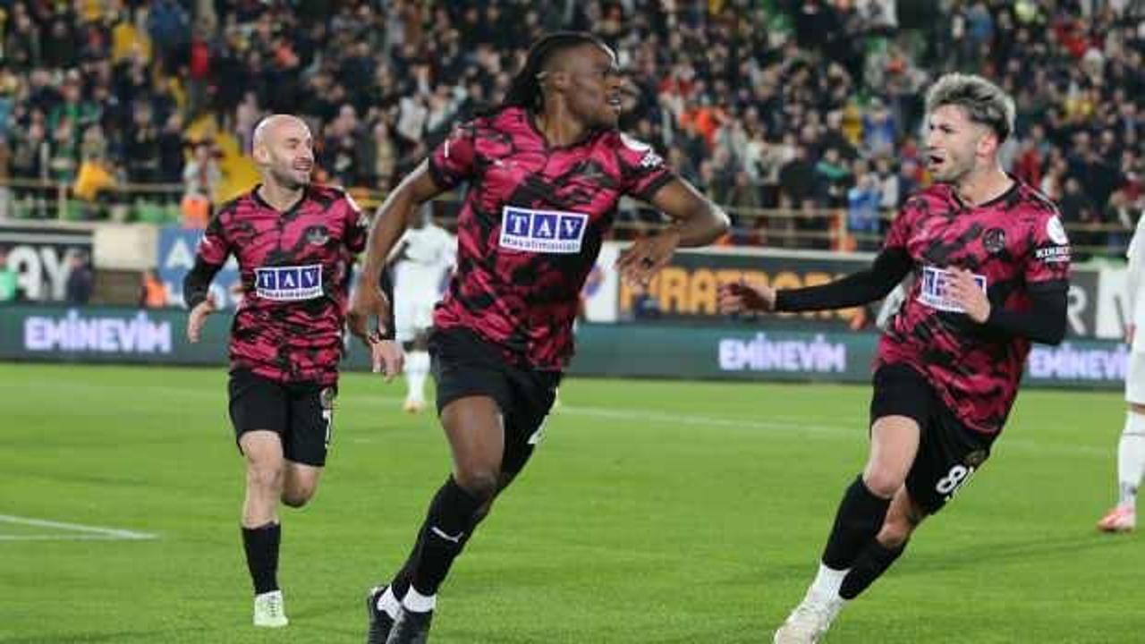 Alanyaspor evinde hata yapmadı! Konya engelini 2 golle ge&ccedil;ti
