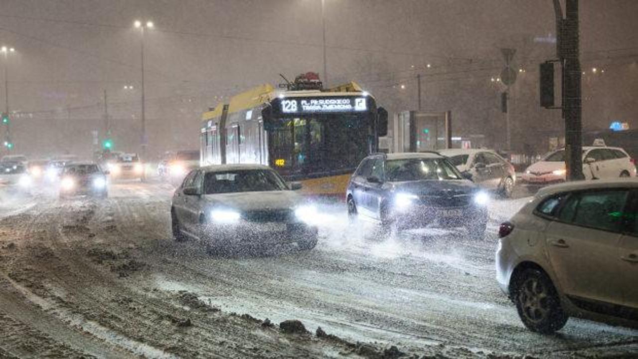 Avrupa'nın göbeğinde yüzlerce araçlık esaret! Şiddetli kar otoyolu felç etti!