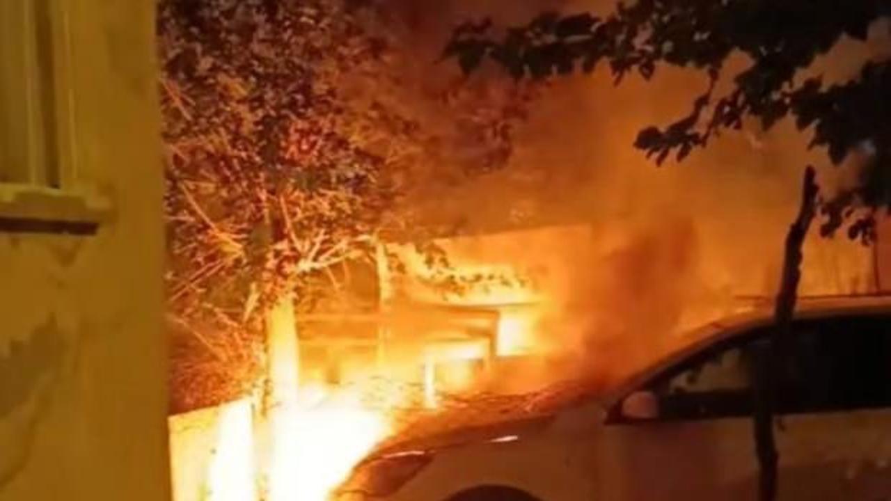 Batman'da park halindeki otomobil yandı