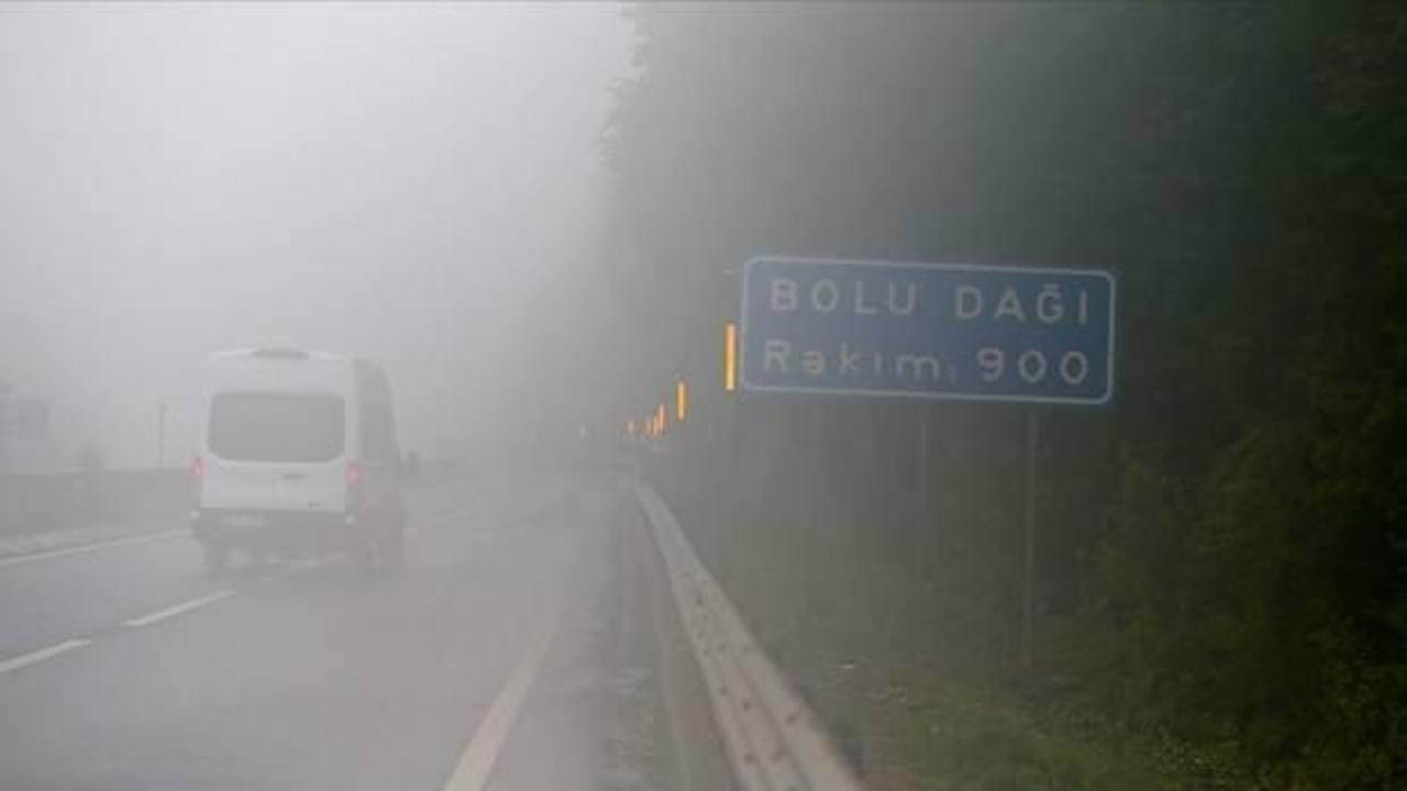 Bolu Dağı'nda sağanak ve sis: G&ouml;r&uuml;ş mesafesi d&uuml;şt&uuml;!