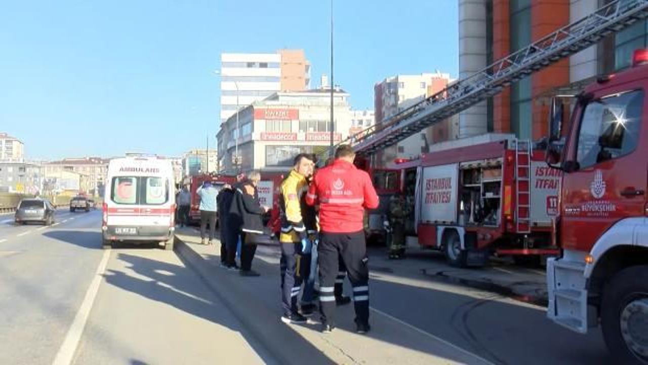 &Ccedil;ekmek&ouml;y'de 4 katlı mobilya mağazasında yangın