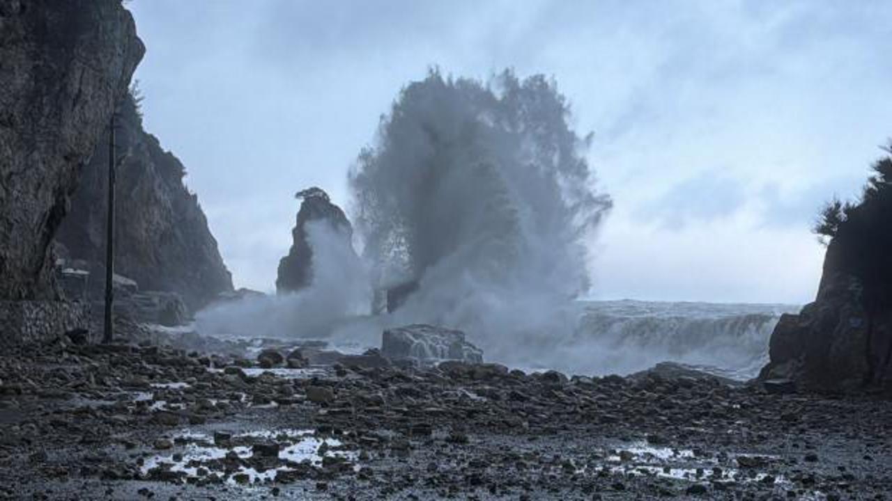 Dalga y&uuml;ksekliği 8 metreye ulaştı: Kaldırım taşları yerinden s&ouml;k&uuml;ld&uuml;!
