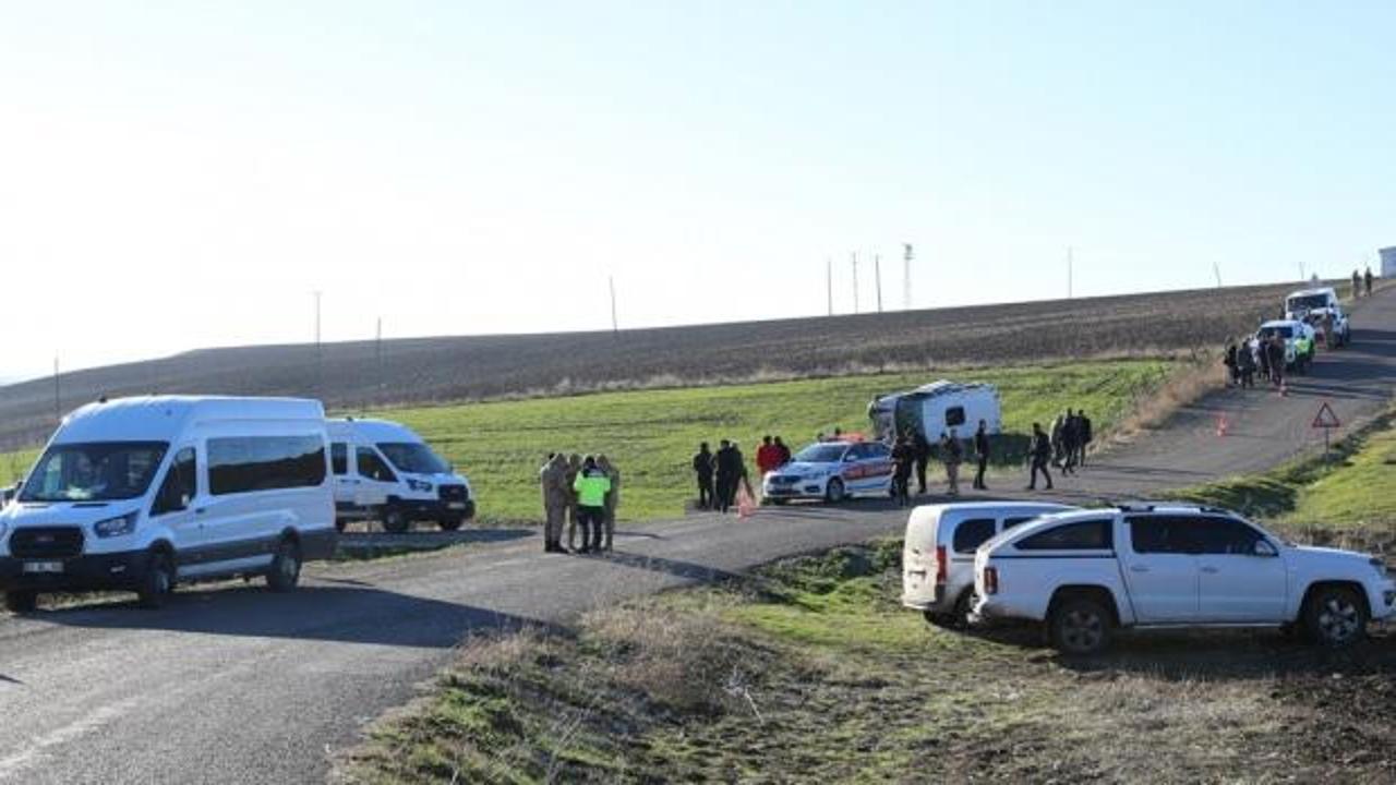 Diyarbakır'da &ouml;ğrenci servisi devrildi! 8'i &ouml;ğrenci 9 kişi yaralandı