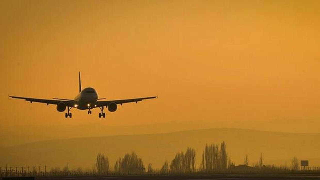 Hindistan'da kirli hava ulaşımı fel&ccedil; etti! 148 iptal, 150 r&ouml;tar! 