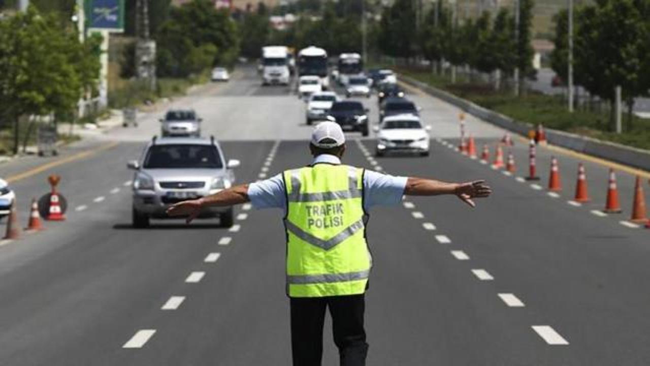 İstanbul'da trafik alarmı: Yılbaşı ve Gazze y&uuml;r&uuml;y&uuml;ş&uuml; i&ccedil;in bir&ccedil;ok yol trafiğe kapatılıyor