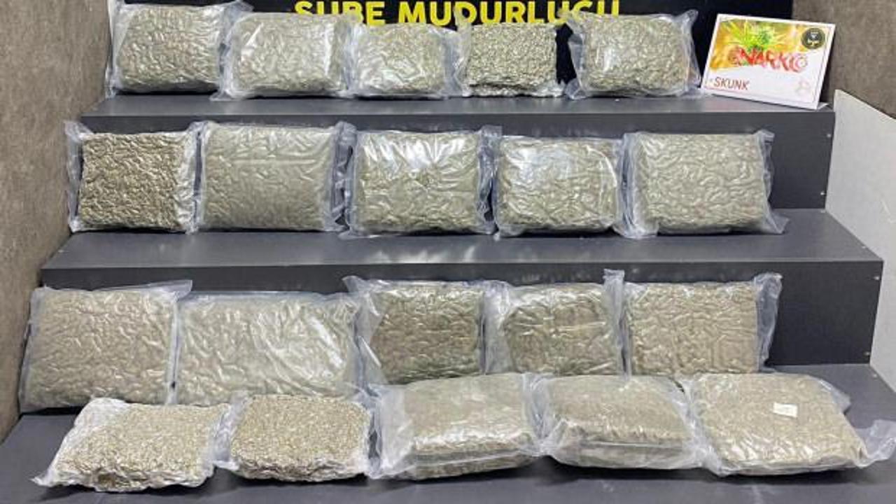 İzmir'de durdurulan araçta 21 kilo skunk ele geçir…