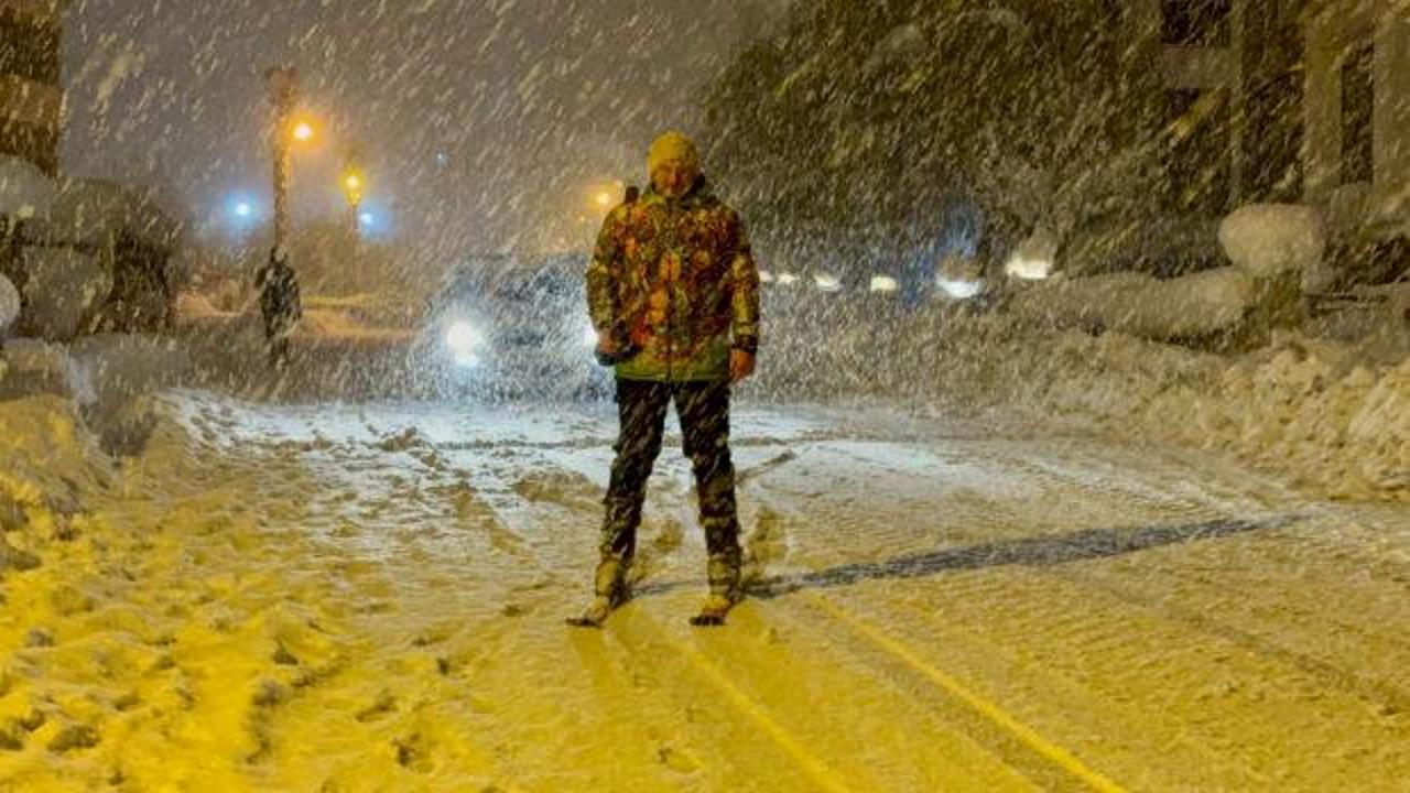 Karab&uuml;k&rsquo;te kar yağışı etkili oldu: Sokaklar kayak pistine d&ouml;nd&uuml;