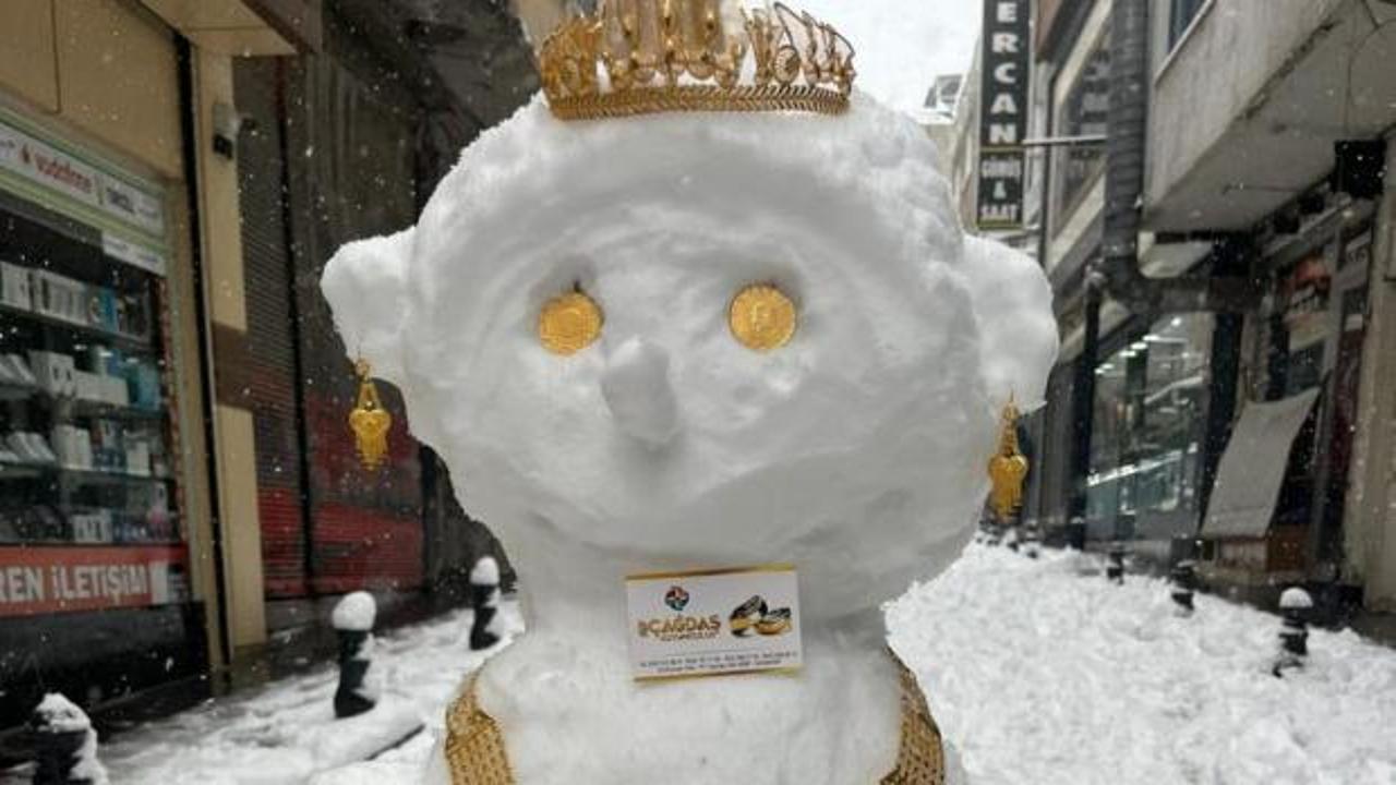 M&uuml;şteri bulamayan kuyumcu, altınları kardan geline taktı