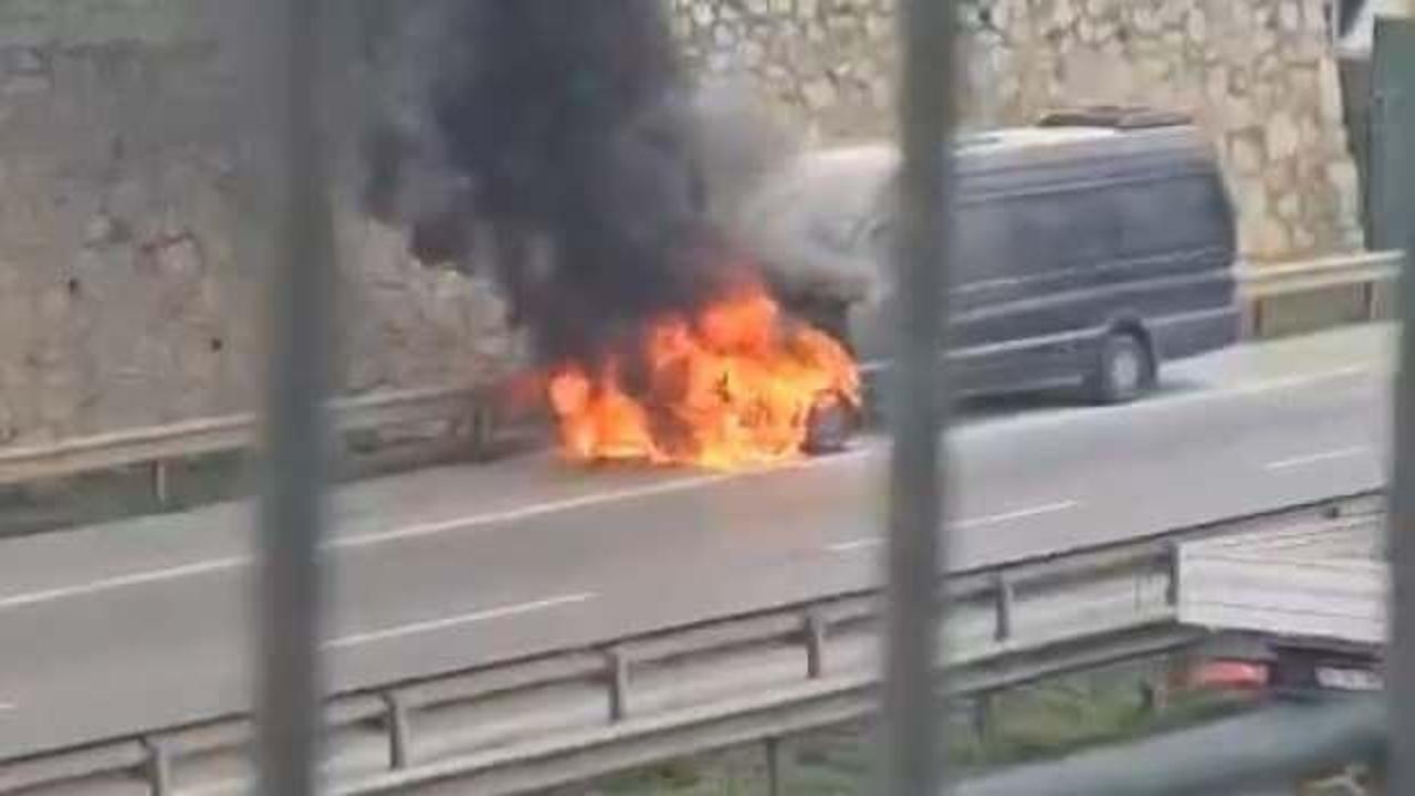 Pendik’te seyir halindeki tur minibüsü yandı