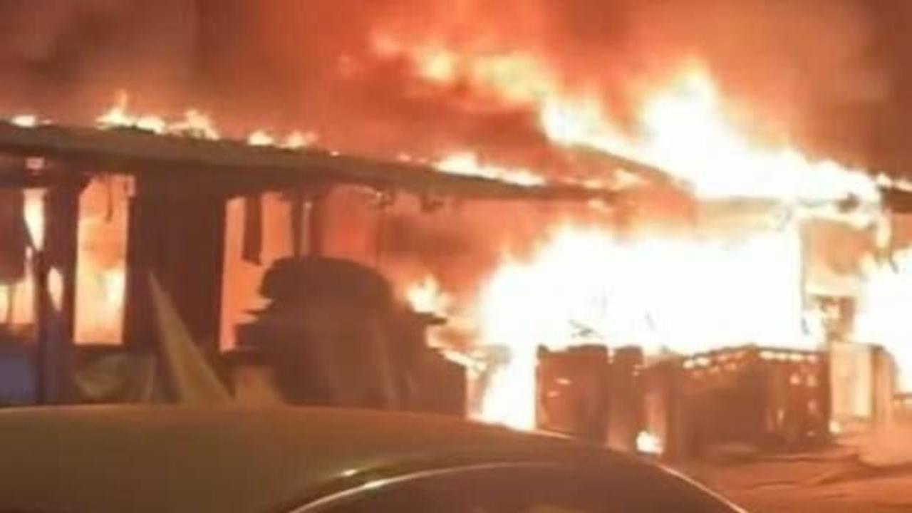 Spot d&uuml;kkanı ateşe verildi! Faciada 1 &ouml;l&uuml;, 2 yaralı...