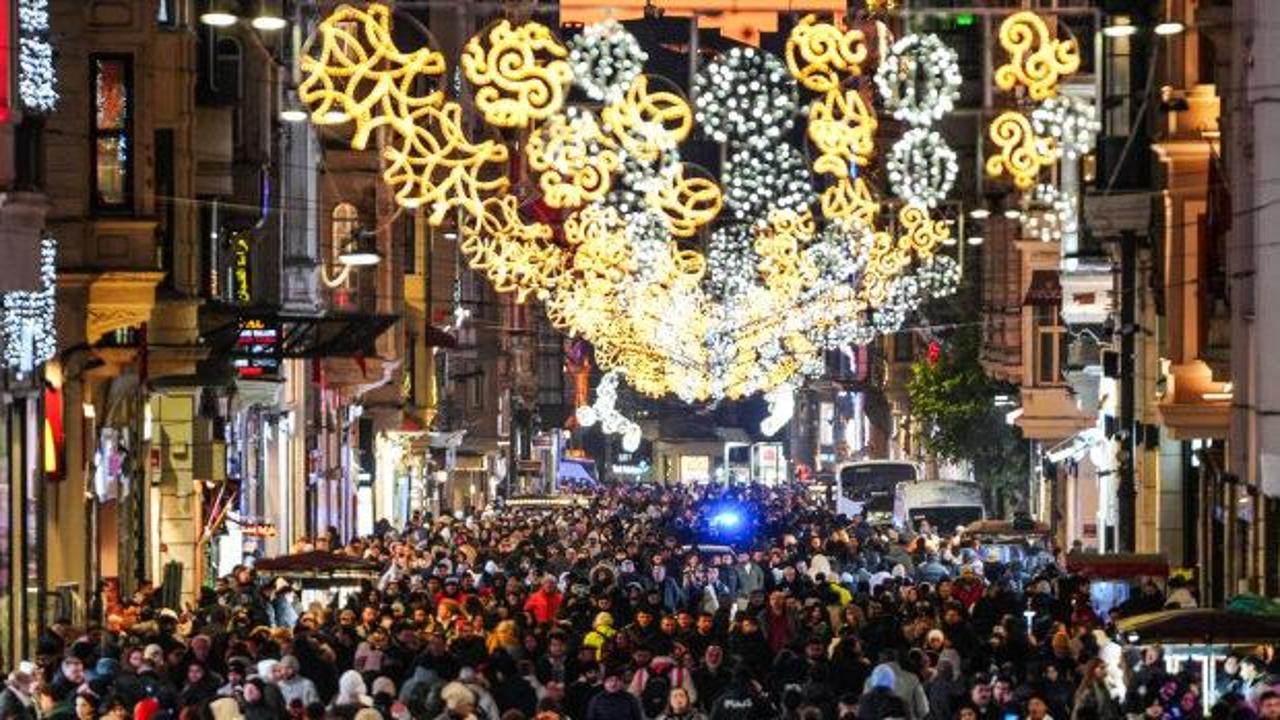 Taksim Meydanı ve İstiklal Caddesi'nde yılbaşı yoğunluğu