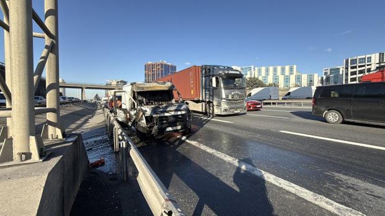 TEM Otoyolu'nda ara&ccedil; yangını: S&uuml;r&uuml;c&uuml; son anda kurtuldu!