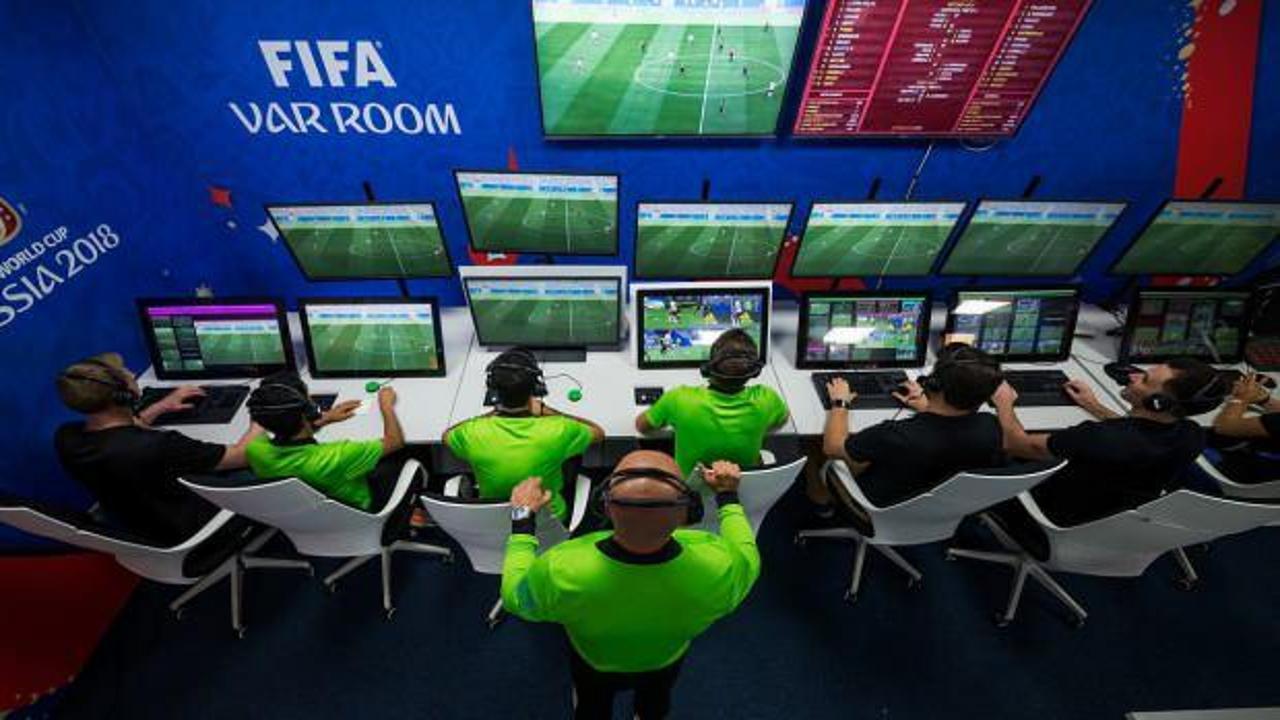 VAR'da yeni d&ouml;nem başlıyor! Hakemler kararlarını taraftarlara a&ccedil;ıklayacak