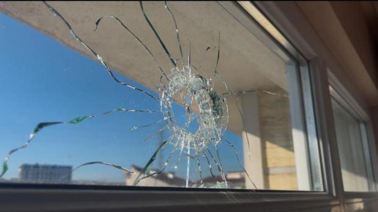 Yılbaşında rastgele ateş a&ccedil;tı, kurşunlar iki eve isabet etti! Şans eseri kurtuldular!