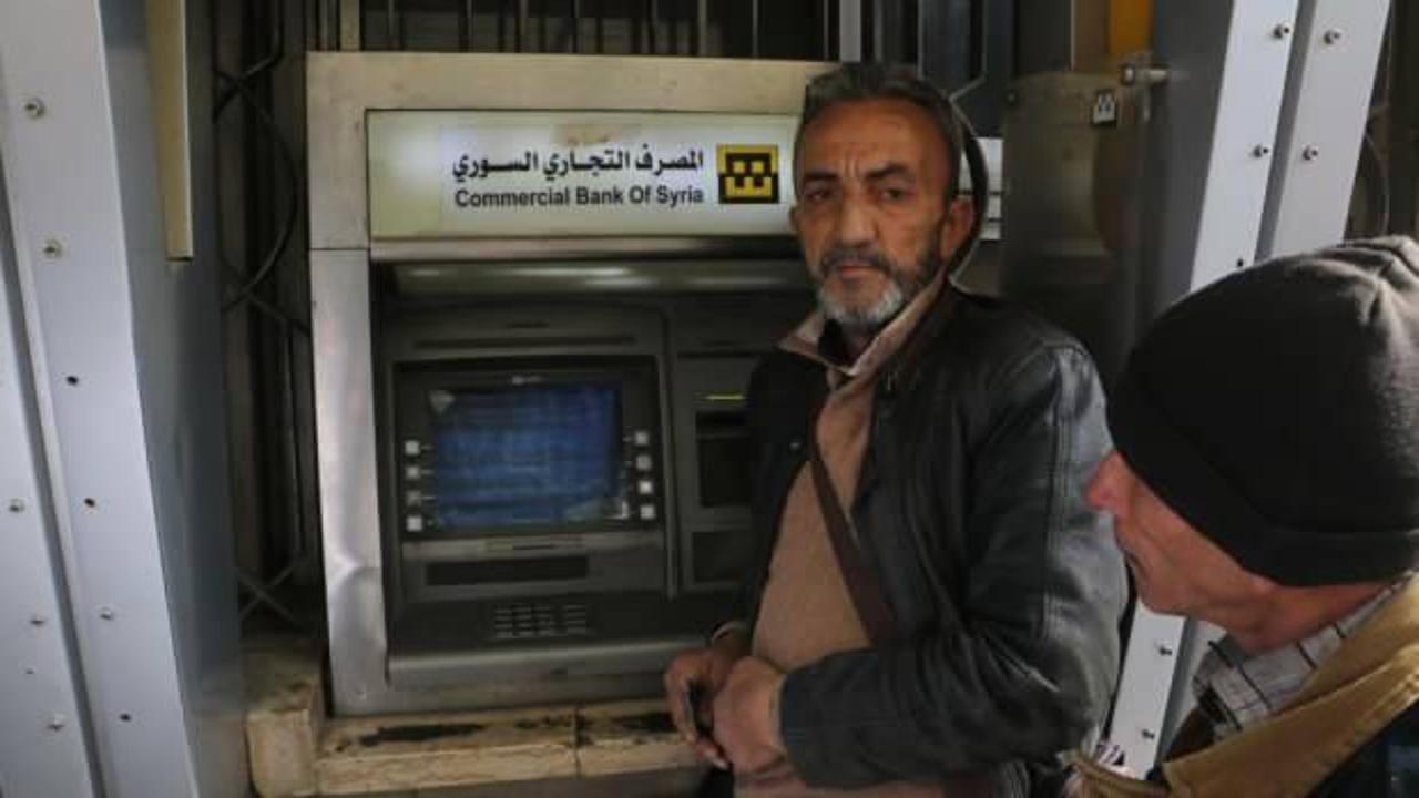  2 aylık maaşları hesaplarına yatan Suriyeliler, ATM'lere akın etti