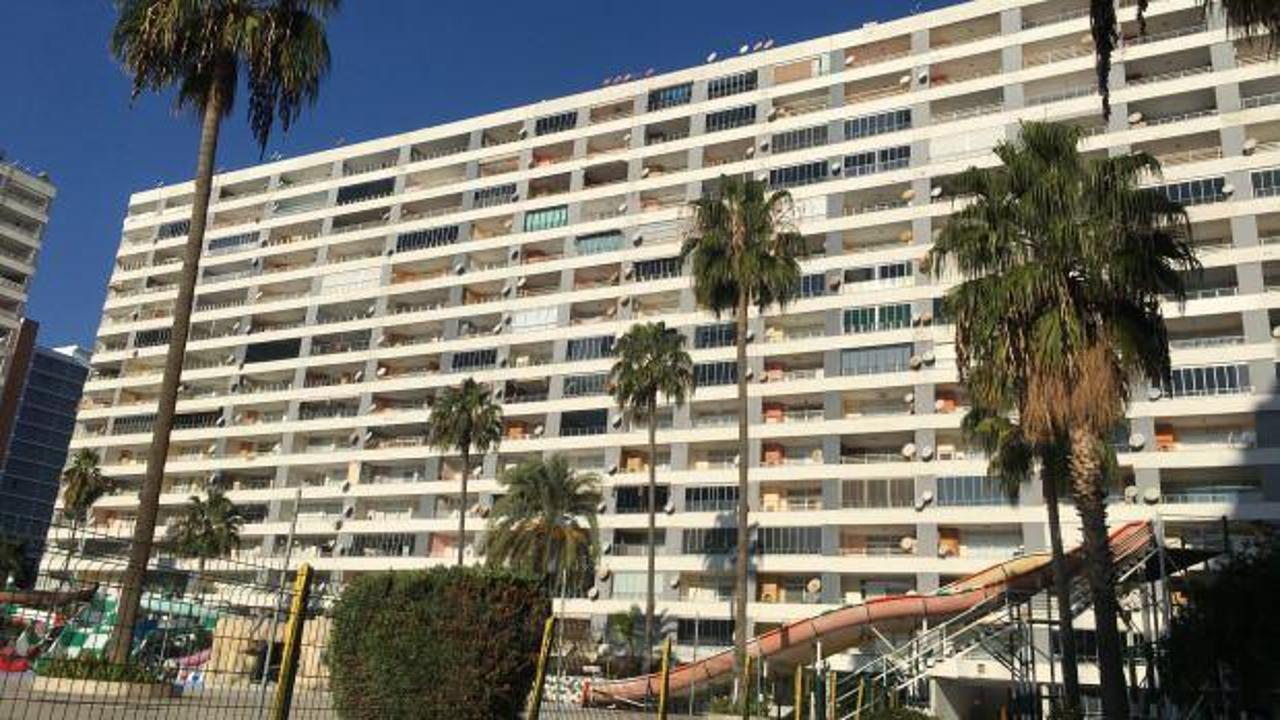 Apartmanın &ouml;n&uuml;nde &ouml;l&uuml; bulundular! 2 gencin feci &ouml;l&uuml;m&uuml;!