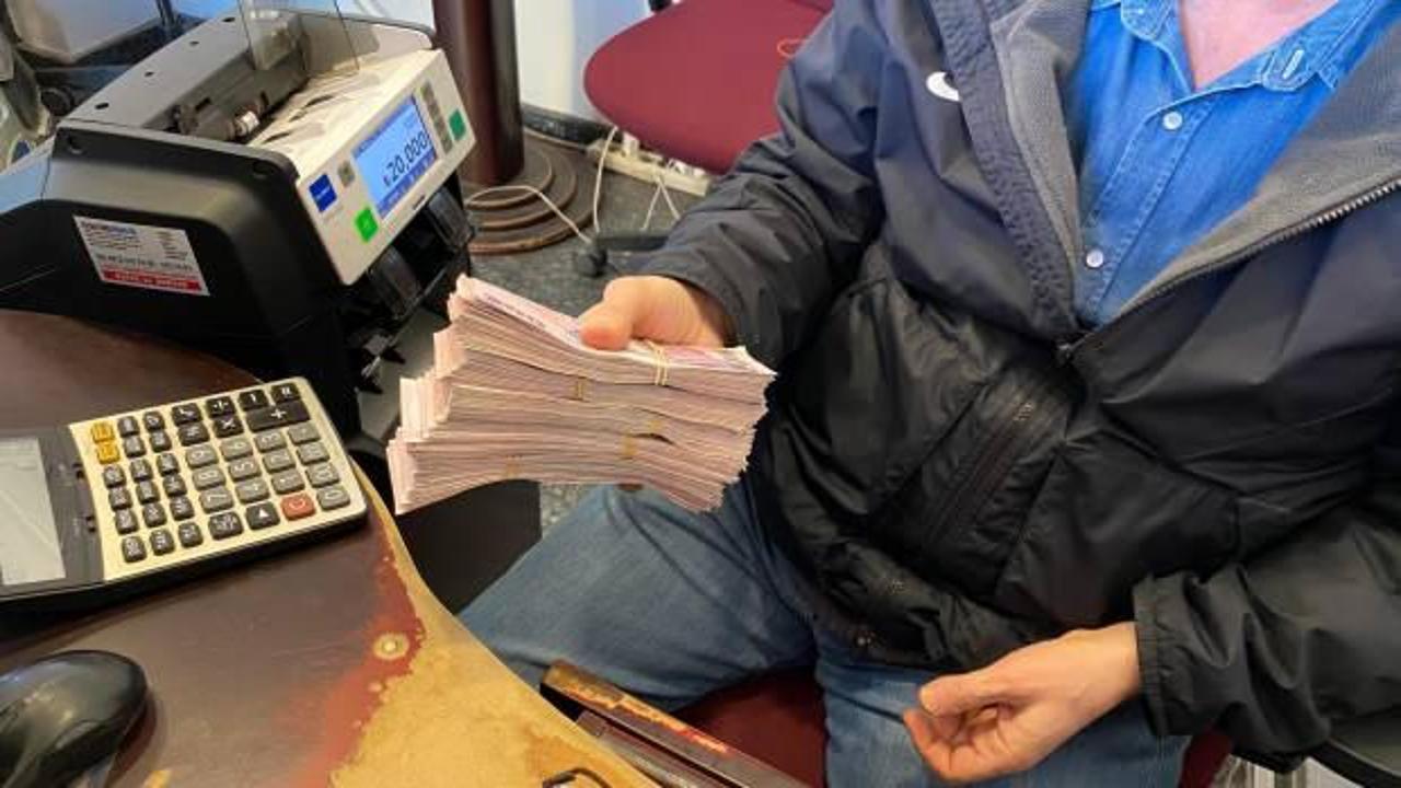 Artvin'de dürüstlük örneği: Yanlışlıkla verilen binlerce lirayı iade etti 