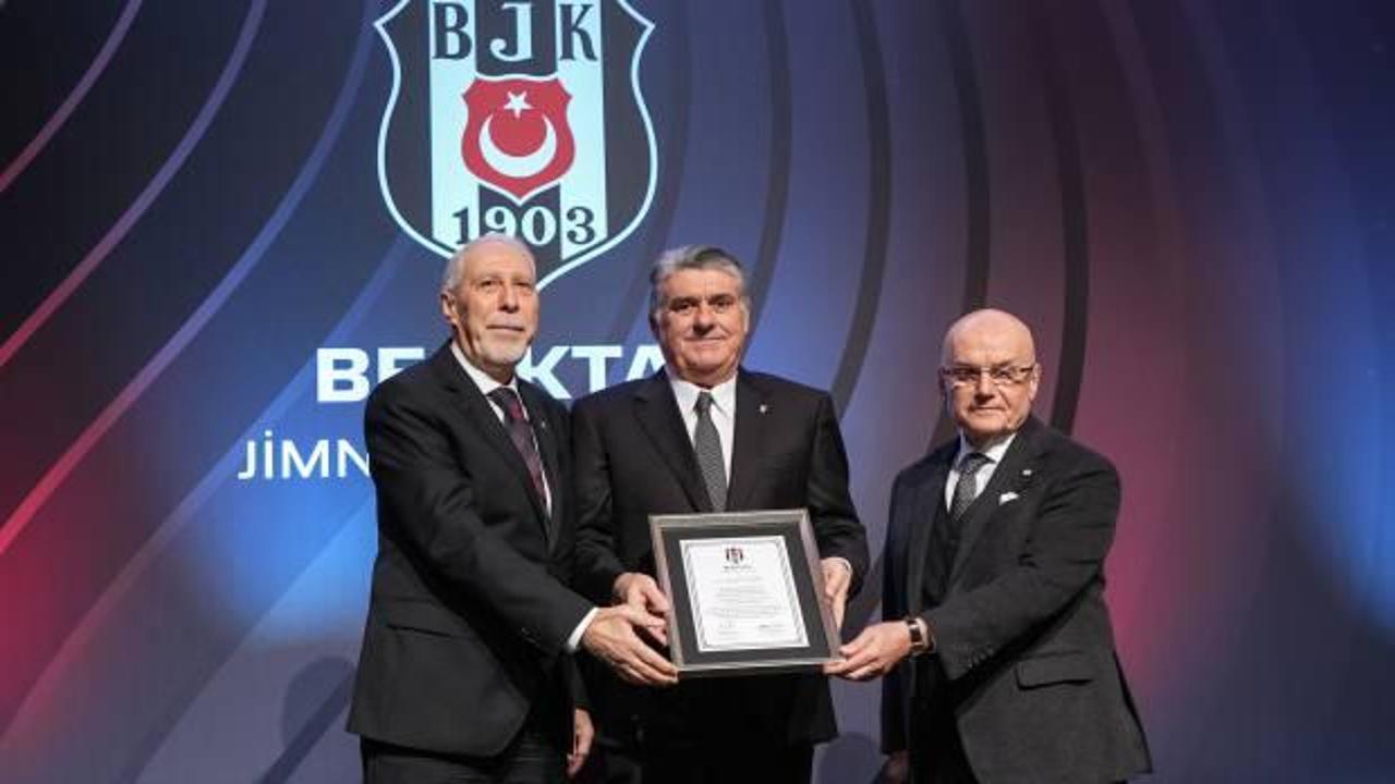 Beşiktaş'ta başkanlığa se&ccedil;ilen Serdal Adalı ve y&ouml;netimi, mazbatalarını aldı