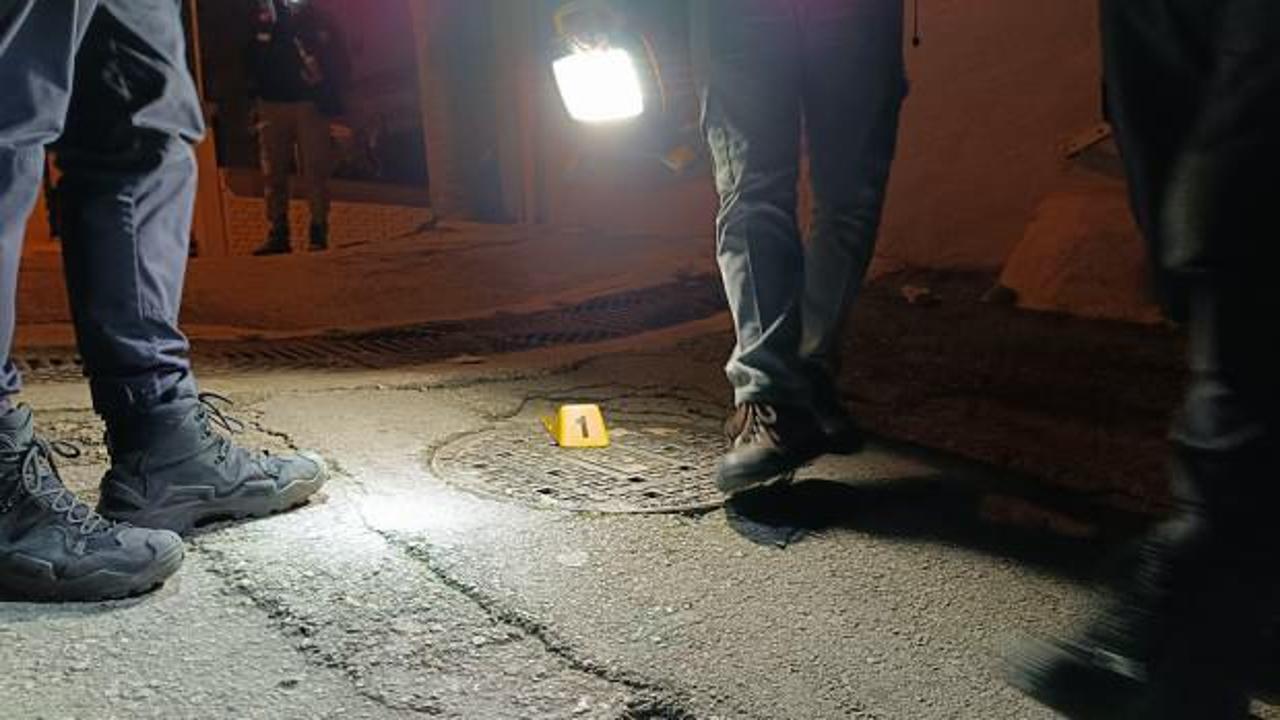 Bursa'da dehşet: Sokakta y&uuml;r&uuml;rken silahla vuruldu