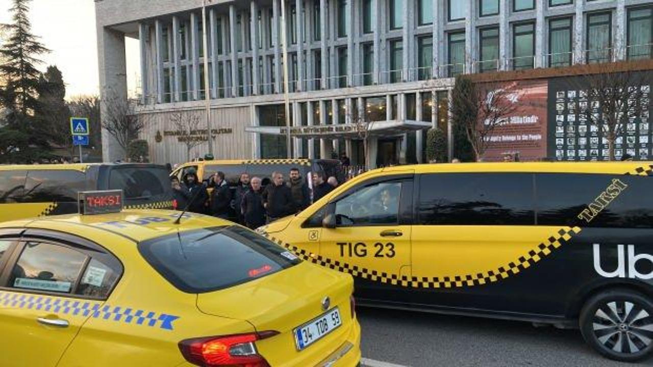 İBB &ouml;n&uuml;nde taksici eylemi: "B&uuml;t&uuml;n esnafımız bataklığın i&ccedil;inde batmış durumda"