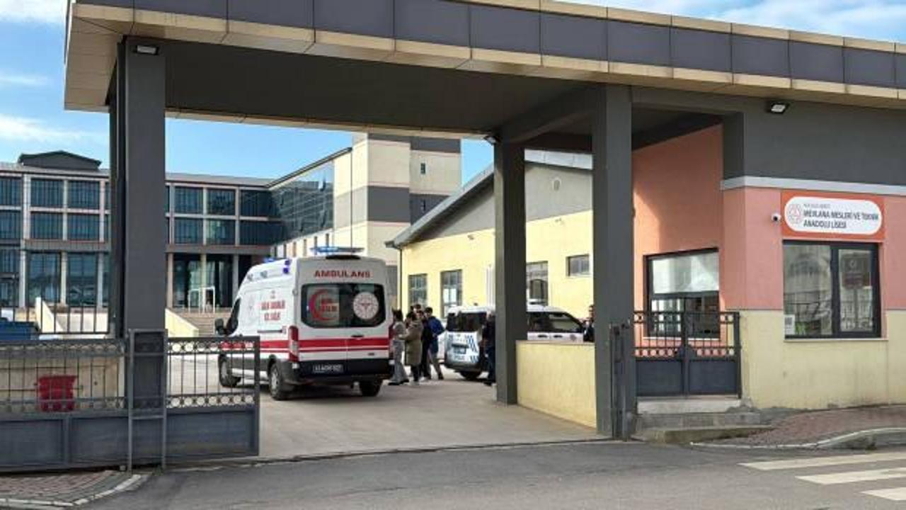 Okul bah&ccedil;esinde bı&ccedil;aklı kavga: Bir &ouml;ğrenci yaralandı