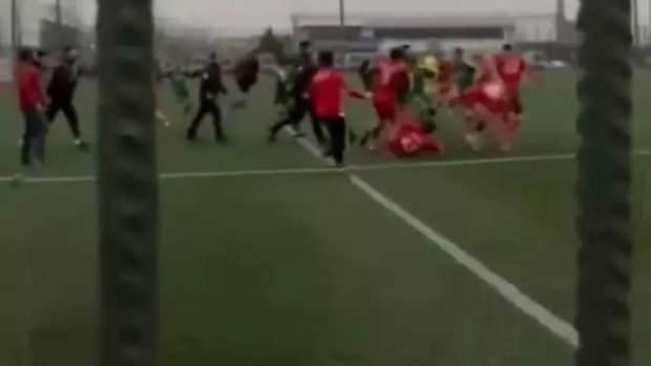 Saha boks ringine d&ouml;nd&uuml;! Taraftarlar kavgaya dahil oldu