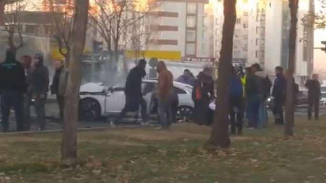 Şanlıurfa'da kırmızı ışıkta bekleyen araca TIR &ccedil;arptı: Yaralılar var!