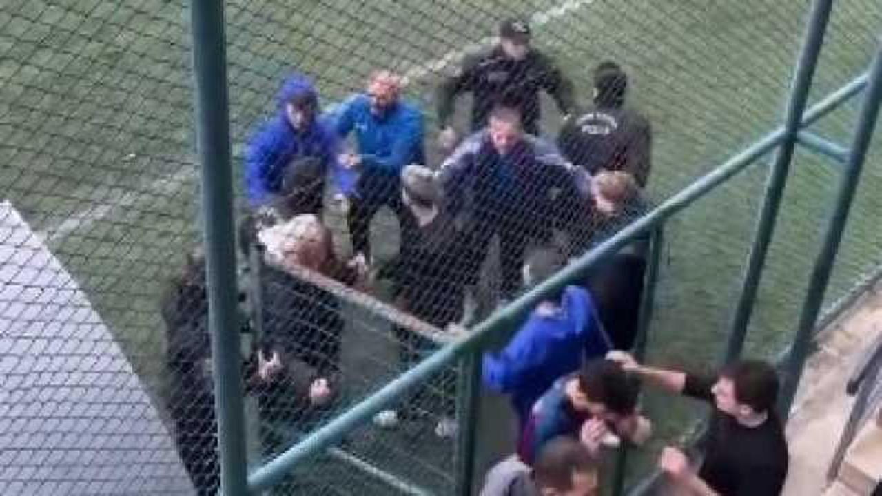 Hakem d&uuml;d&uuml;ğ&uuml; &ccedil;aldı! Amat&ouml;r ma&ccedil;ta ortalık bir anda karıştı