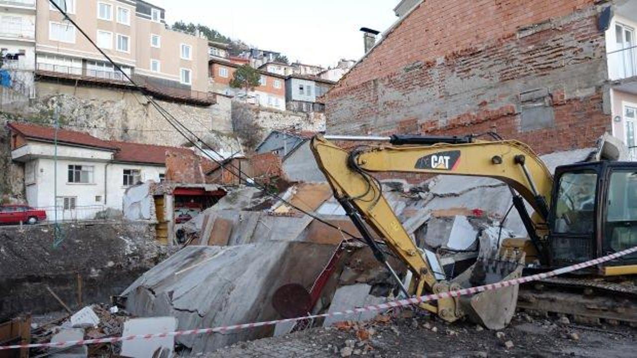 Isparta'da 2 katlı bina &ccedil;&ouml;kt&uuml;! Facia atlatıldı