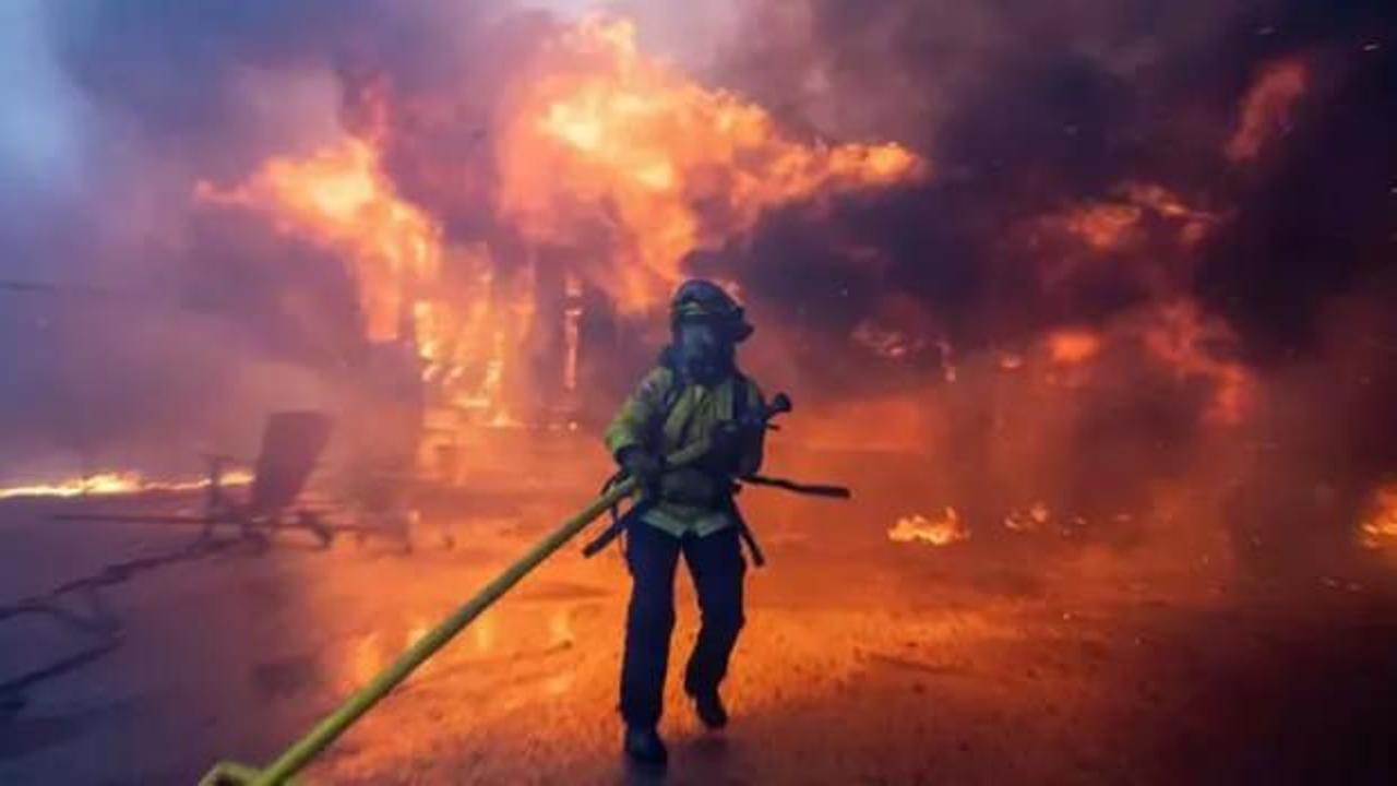 Los Angeles'taki yangınlar s&uuml;r&uuml;yor... Can kaybı 25&rsquo;e &ccedil;ıktı!