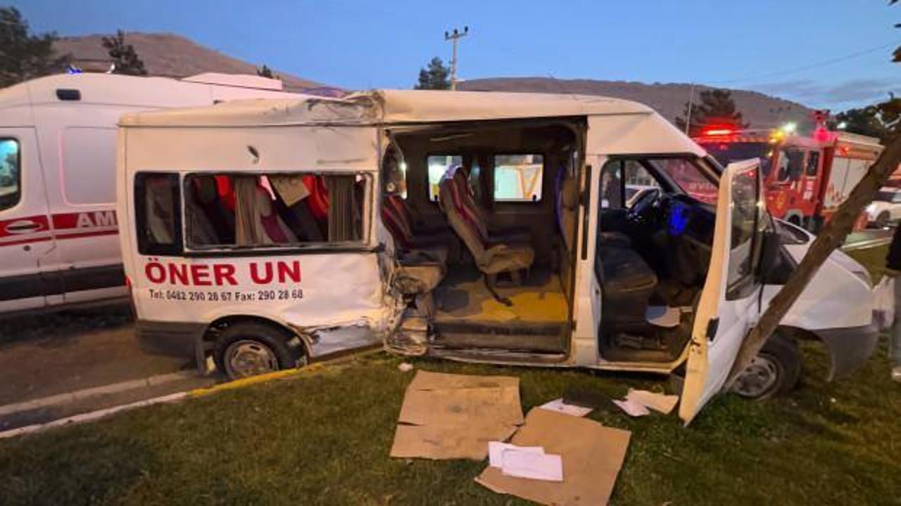 Mardin'de iş&ccedil;i servis minib&uuml;s&uuml;yle kamyon &ccedil;arpıştı: 11 kişi yaralandı