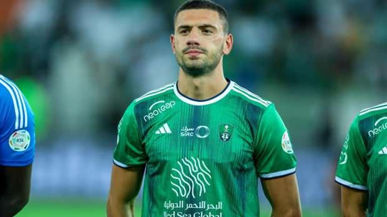 Merih Demiral'dan Arabistan'ı sallayan faul! Kırmızı kart &ccedil;ıktı