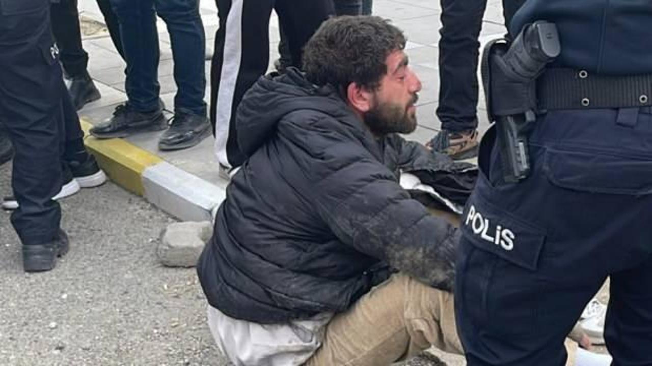 Şanlıurfa&rsquo;da yol kesen bı&ccedil;aklı zorbayı d&ouml;v&uuml;p polise verdiler