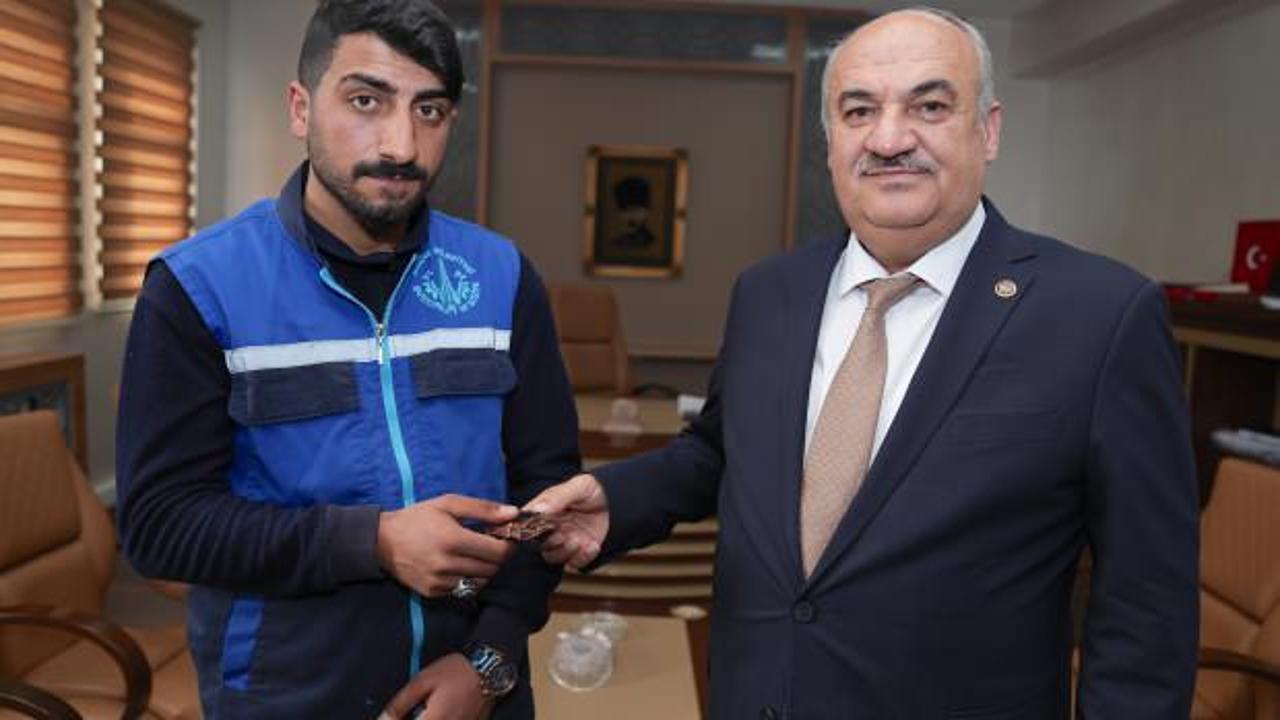 Temizlik iş&ccedil;isi bulduğu 30 bin doları sahibine ulaştırdı