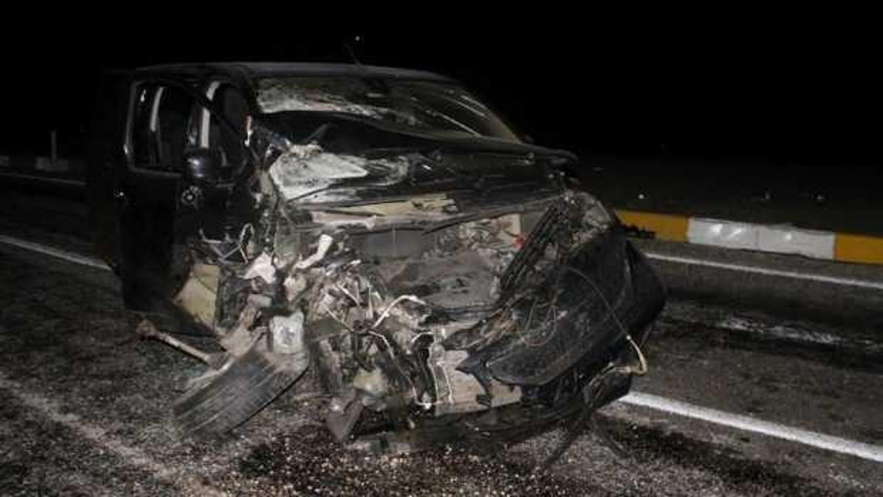 Turist minib&uuml;s&uuml; ile otomobil &ccedil;arpıştı: &Ouml;l&uuml; ve yaralılar var