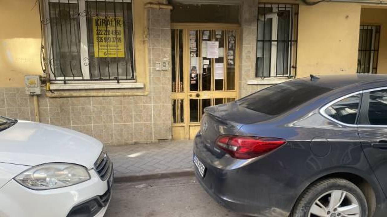 Apartman kapısına yapıştırılan 'hırsız savar yazı' dikkat çekti 