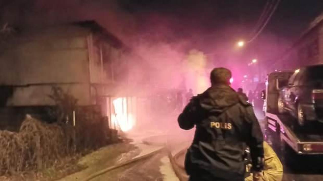 Bursa'da oto galeri yangını: Ara&ccedil;lar hasar g&ouml;rd&uuml;