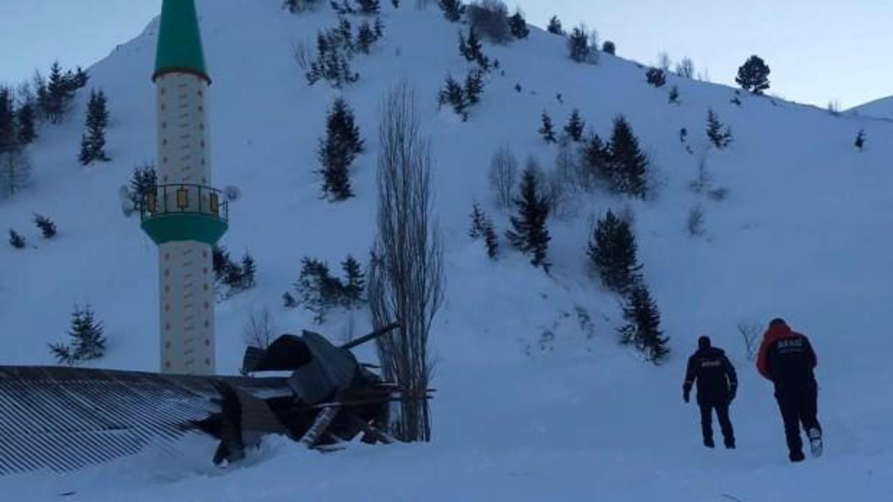 Cami ve lojmanın &uuml;zerine &ccedil;ığ d&uuml;şt&uuml;