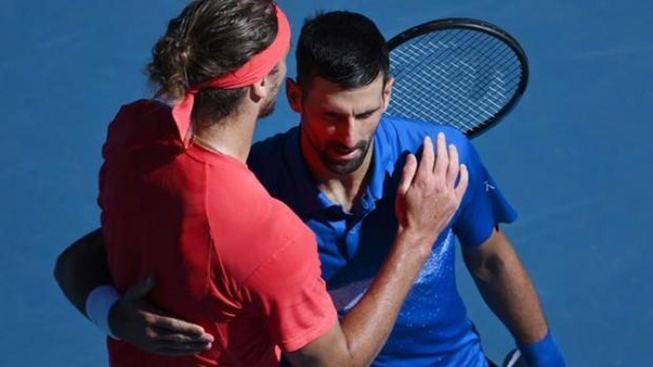 Djokovic ma&ccedil;tan &ccedil;ekildi! Avustralya'da ilk finalist Zvrerev