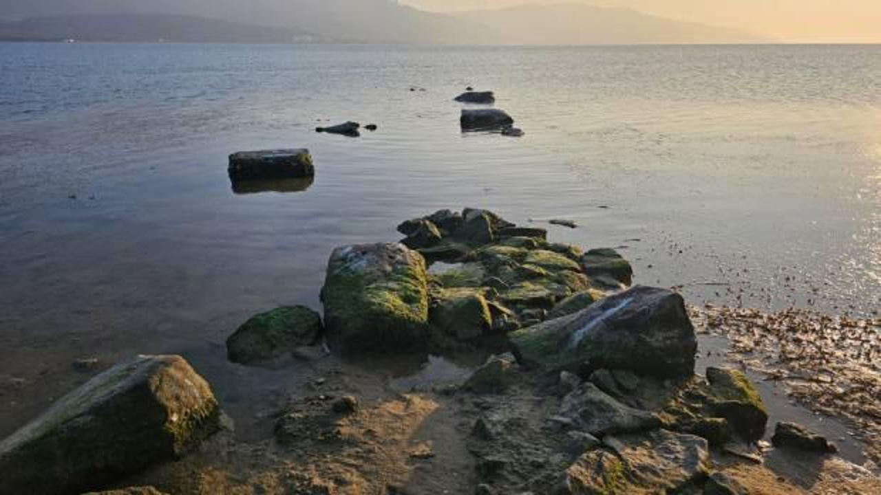 Erdek K&ouml;rfezi'nde dikkat &ccedil;eken manzara: Binlerce yıllık antik liman g&uuml;n y&uuml;z&uuml;ne &ccedil;ıktı 