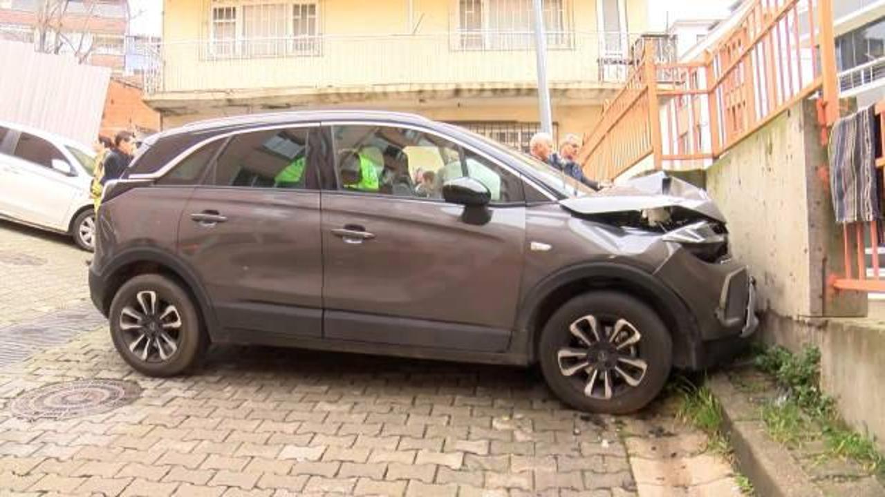 Kağıthane'de korkutan anlar! Frenleri tutmayan ara&ccedil;, yokuştan kaydı