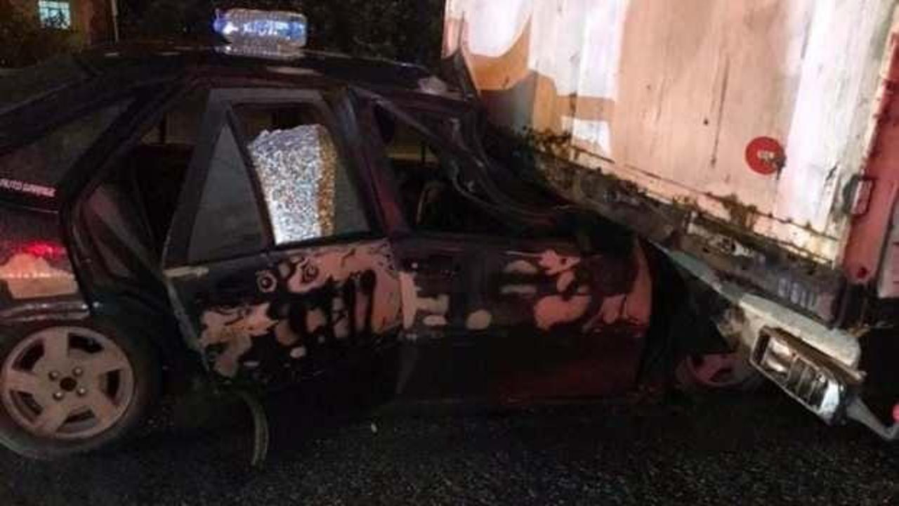 Otomobil, TIR'a arkadan &ccedil;arptı; 1'i ağır, 3 yaralı